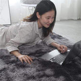 Tapis gris confortable avec fille dessus