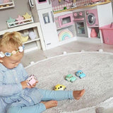 Petite fille qui jou sur ce tapis rond de chambre en coton