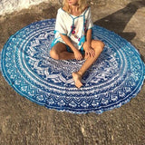 Tapis rond mandala bleu avec une fille dessus