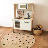 mise en situation de ce tapis rond en jute dans une chambre d'enfant