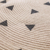 Petit triangle nior sur ce tapis rond