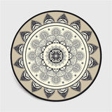 blanc et noir sont les couleur de ce tapis rond de salon