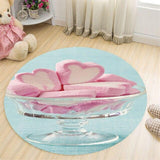 Bonbons en coeur mis sur ce tapis rond