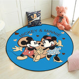 Sur fond bleu on voit minnie et mickey sur un tapis rond