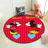 Minie et mickey sur un tapis rond rouge