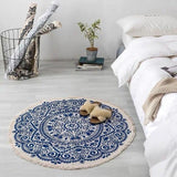 Tapis bleu en coton en bas du lit