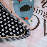 zoom sur les coutures de ce tapis rond et aussi des trou pour passer la corde