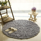 Super couleur gris de ce tapis rond de fourrure