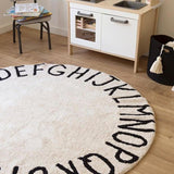 Tapis rond avec des lettre en noir