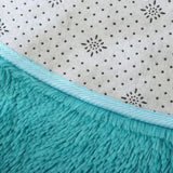 zoom sur la bordure et le dessous de ce tapis rond turquoise