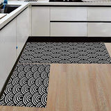 Forme de cible en noir et blanc sur tapis de cuisine