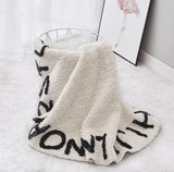 Démonstration de ce tapis alphabet qui est posé sur une poubelle