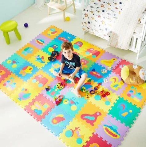 Mise en situation de ce tapis puzzle avec un enfant dessu qui jou avec le tapis