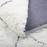 Photos où on voit le dessous du tapis de salon qui est tissé