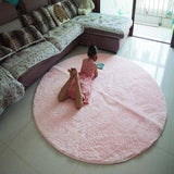 Grand tapis de salon rond mise en situation avec une dame allongée dessus