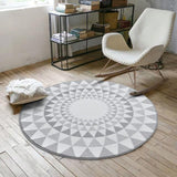 Mise en situation de ce tapis rond motif ethnique à dominance grise