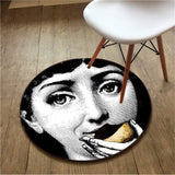 tapis rond industriel avec une fille qui mange un gateau