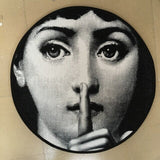 fille tapis rond insustriel imprimé sur tapis rond avec un doight devant la bouche