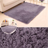 Bon zoom sur ce tapis de salon avec des pluche de ce tapis douillet