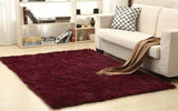 Tapis de salon douillet de belle couleur rouge vin