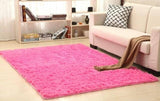 Tapis rose de dans un salon bien disposé avec un canapé et une belle étagère derriere