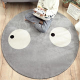 tapis rond gris avec deux yeux smiley