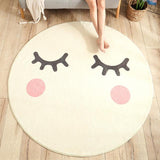 Tapis blanc rond avec des yeux fermer
