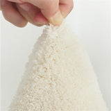 démonstration de ces poils rigide et solide de ce tapis rond