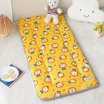 tapis confortable et couleur jaune avec des dessins de petits oursons