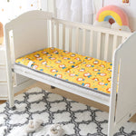 ce même tapis jaune disposé dans un lit pour bébé