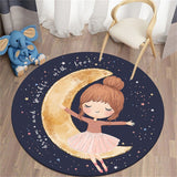 Le dessin qui est imprimé sur ce tapis rond pour petite fille est une fille qui s'est tue s'étire en étant assise sur une lune