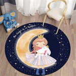 Sur tapis rond jeune petite fille princesse est assise sur la lune
