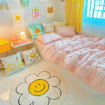tapis rond avec comme dessin imprimé une fleur se tapis disposée au pied d'un lit