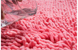 Photo qui prouve l'efficasité absorbante de la microfibre sur ce tapis de salle de bain