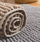 Zoom sur ce tapis de bain en micro fibre enrouler