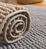 Zoom sur ce tapis de bain en micro fibre enrouler