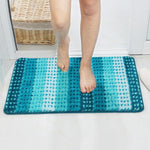 Tapis de salle de bain rectangulaire bleu turquoise avec mise en situation avec une dame qui marche dessus