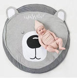 Tapis de chambre pour bébé modèle ours avec un bébé habillé en beige qui rigole dessus 