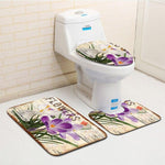 Violette est la fleur que est representer sur ce tapis de toilette