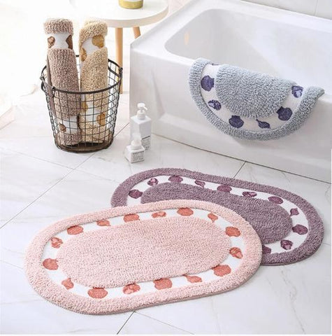 3 types de tapis de salle de bains qui éponge bien bleu violet et rose
