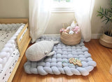 Grand et carré tapis gris pour chambre bébé
