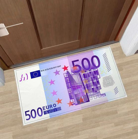 Tapis billet de 500 euros posé sur parquet beige, devant une porte d'entrée marron