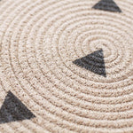 Zoom sur les fibres de jute de ce tapis rond