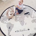 Tapis carte du monde avec un bébé dessu