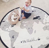 Tapis carte du monde avec un bébé dessu