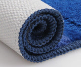 L'enroulement de ce fameux tapis de bain fibres bleu marine