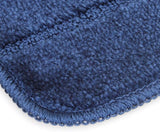 Zoom sur les fibres de ce tapis de bain bleu