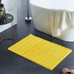 Joli tapis de salle de bain jaune