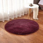 Couleur rouge bordeaux de ce tapis rond poilu