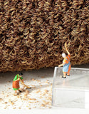 deux petites figurines nettoie les miettes du tapis de cococ